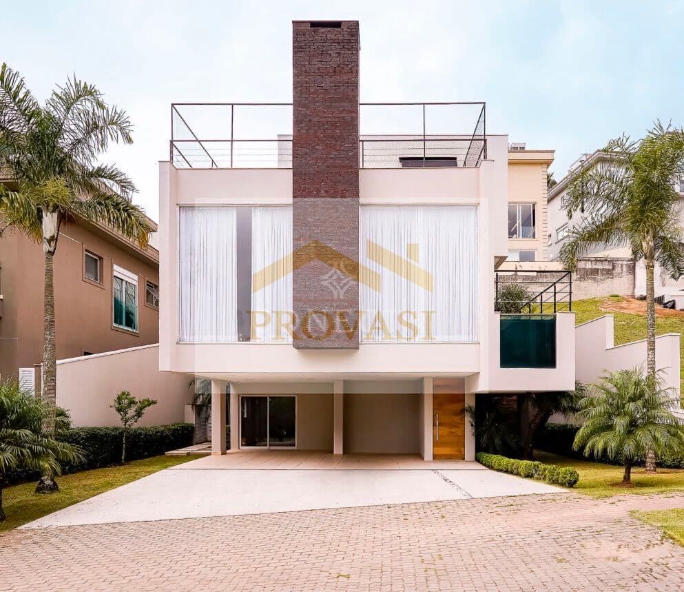 Casa a venda no Condominio Residencial Tamboré 10! -575m² de área privativa -525m² de construção -4 suítes, sendo a máster com ampla varanda Repleta de iluminação natural e com vista privilegiada para mata Lazer com gourmet e piscina de raia Ambientes