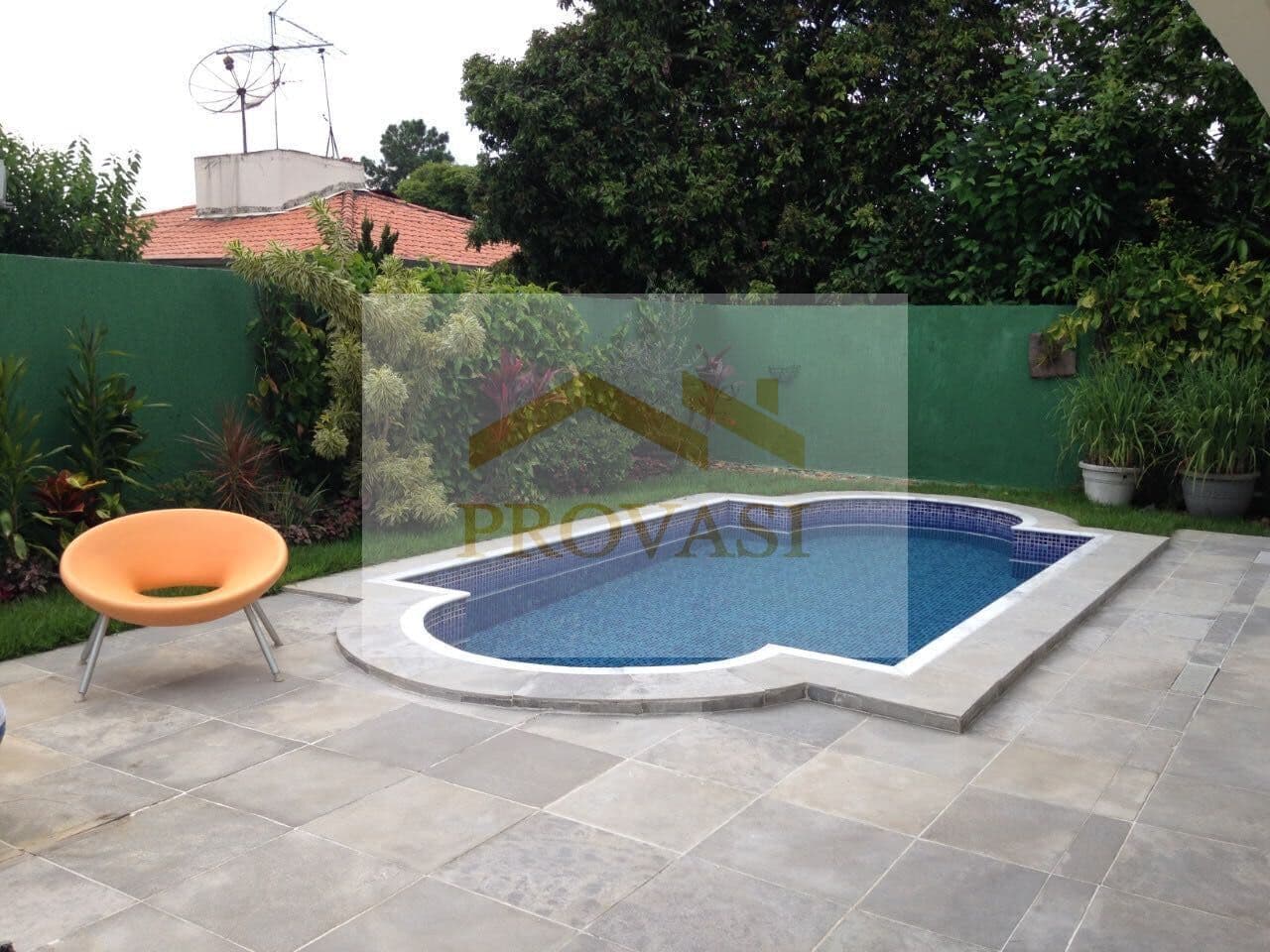 Oportunidade - Casa no Residencial 3 - 4 dormitórios com Piscina