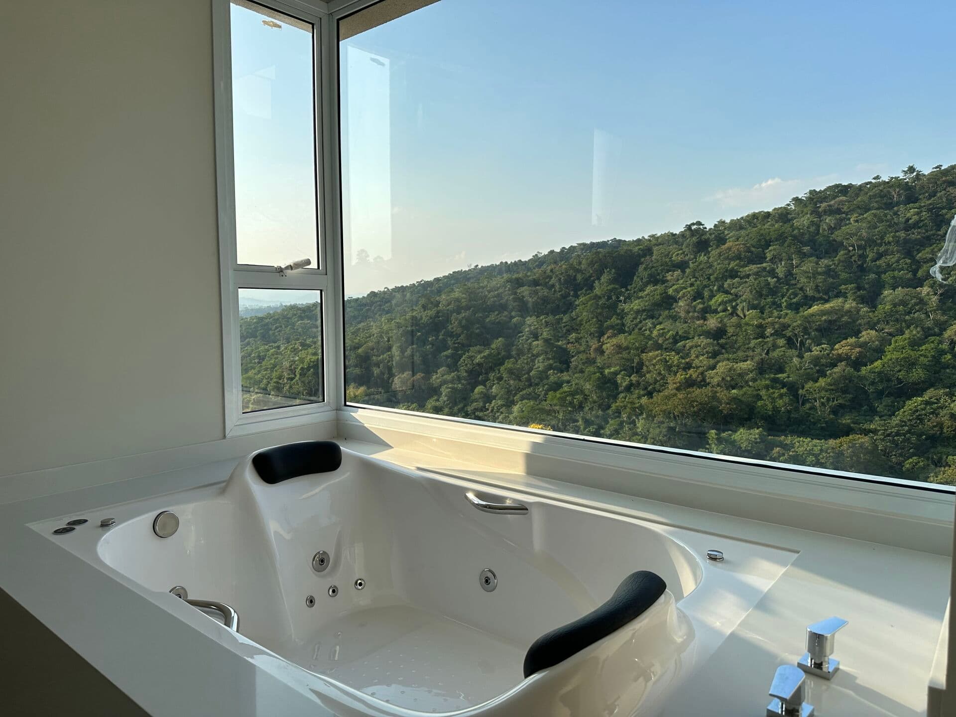 Casa nova com 4 suítes com closet, elevador, vista definita para Mata