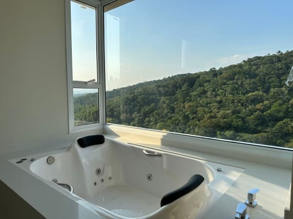 Casa nova com 4 suítes com closet, elevador, vista definita para Mata