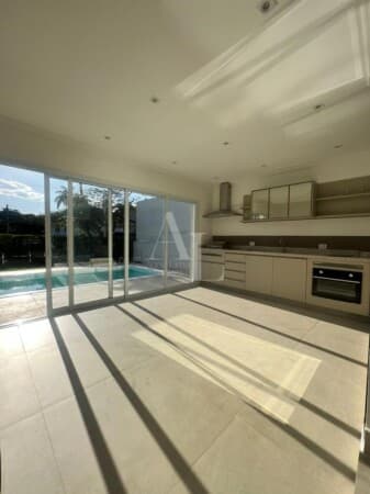 Casa Reformada 300m2 com 3 dormitórios, 4 vagas - Residencial 6