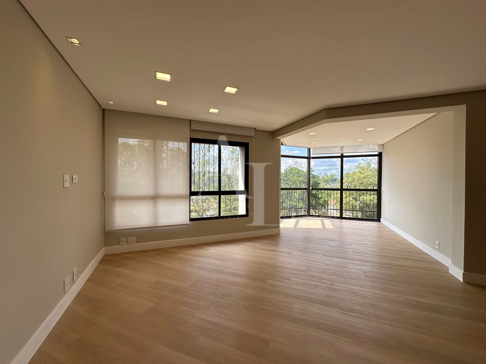 Apartamento Reformado bem localizado em Alphaville com 130m2 3 dormitórios