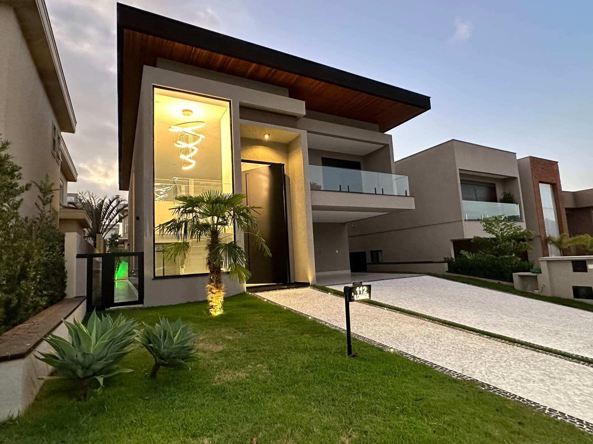 Casa Nova Alto Padrão com 4 suítes, planejada em cada detalhe, e excelência em qualidade - Tamboré 11