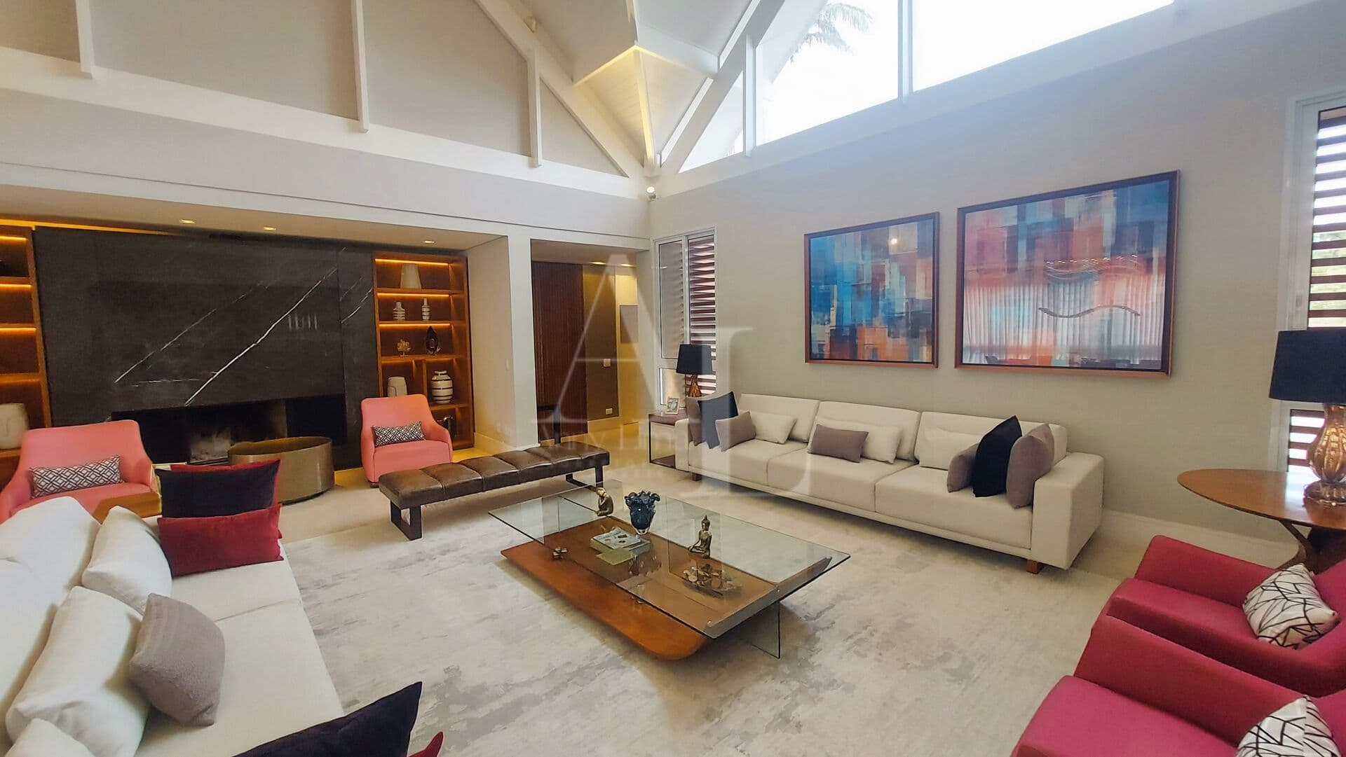Casa em Condomínio de Alto de padrão totalmente mobiliada e decorada com mais de 800m2 - Tamboré 1