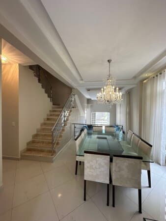 Excelente oportunidade - Casa com 4 dormitórios sendo 2 suítes, 355m2 de construção (com partes já repaginada).