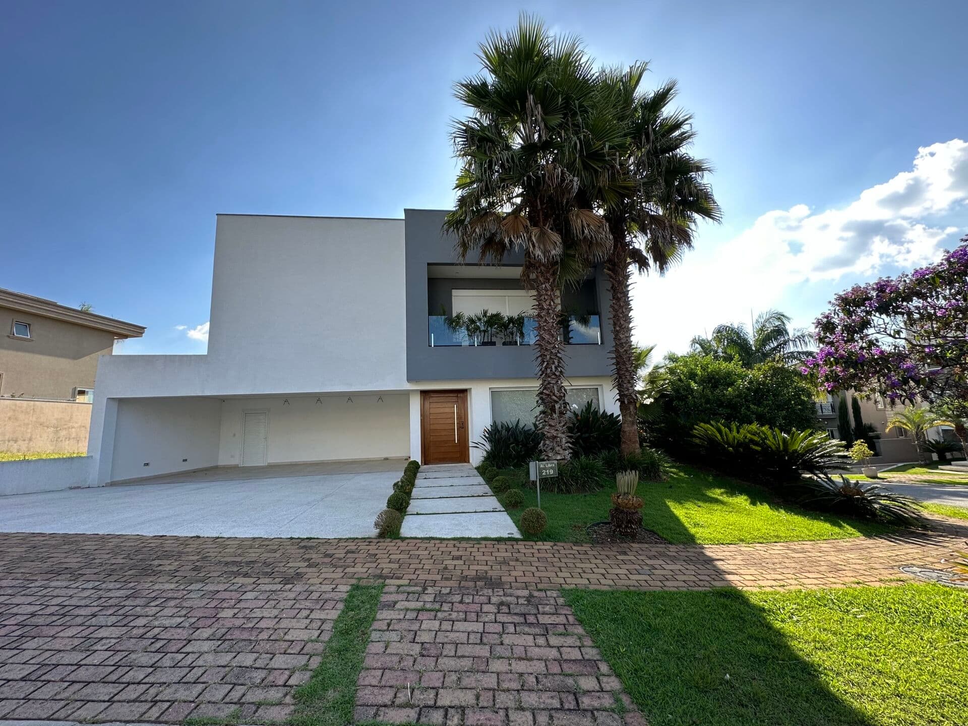Casa totalmente mobiliada com 4 amplas suítes, piscina e churrasqueira para locação e venda - Genesis I