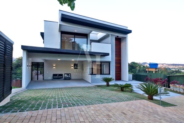 Casa Alto Padrão Nova Recém construída com 4 suítes , moderna e muito bem localizada em condomínio com lazer completo