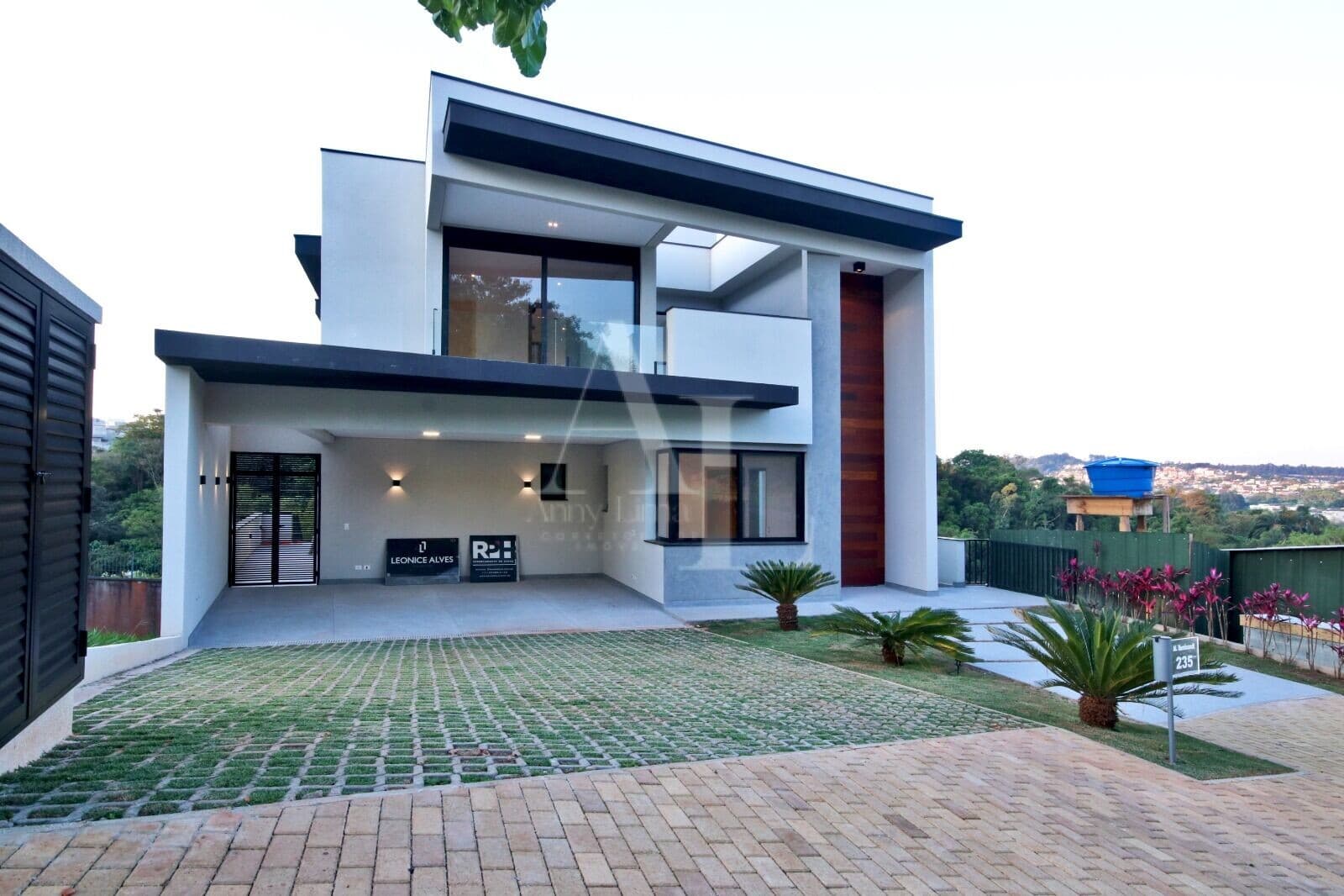 Casa Alto Padrão Nova Recém construída com 4 suítes , moderna e muito bem localizada em condomínio com lazer completo