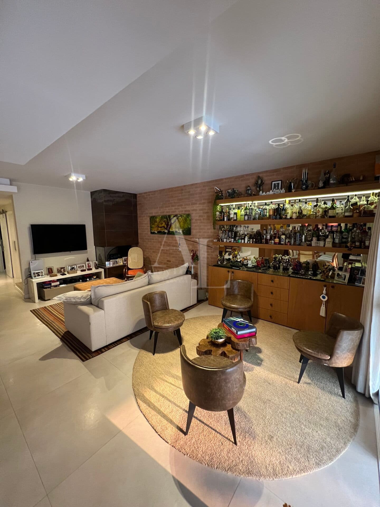 Casa com sótão à venda 3 suítes 2 vagas cobertas no Residencial Tamboré 7 - Santana de Parnaíba SP
