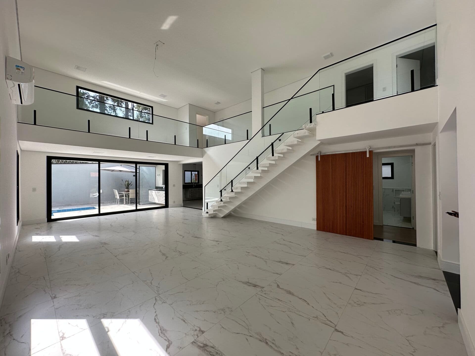 Casa Nova com 340m2 de construção, com 4 suítes, sendo a master com banheira e closet - Em condomínio na região central de Alphaville