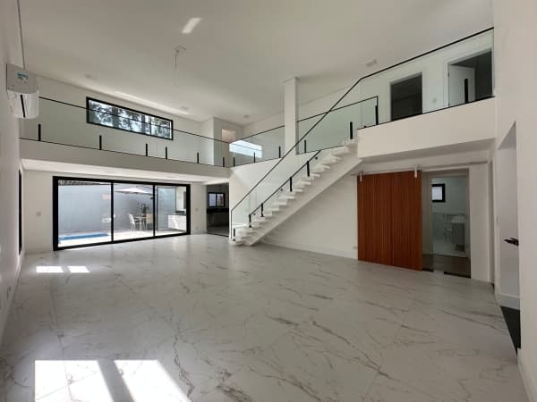 Casa Nova com 340m2 de construção, com 4 suítes, sendo a master com banheira e closet - Em condomínio na região central de Alphaville