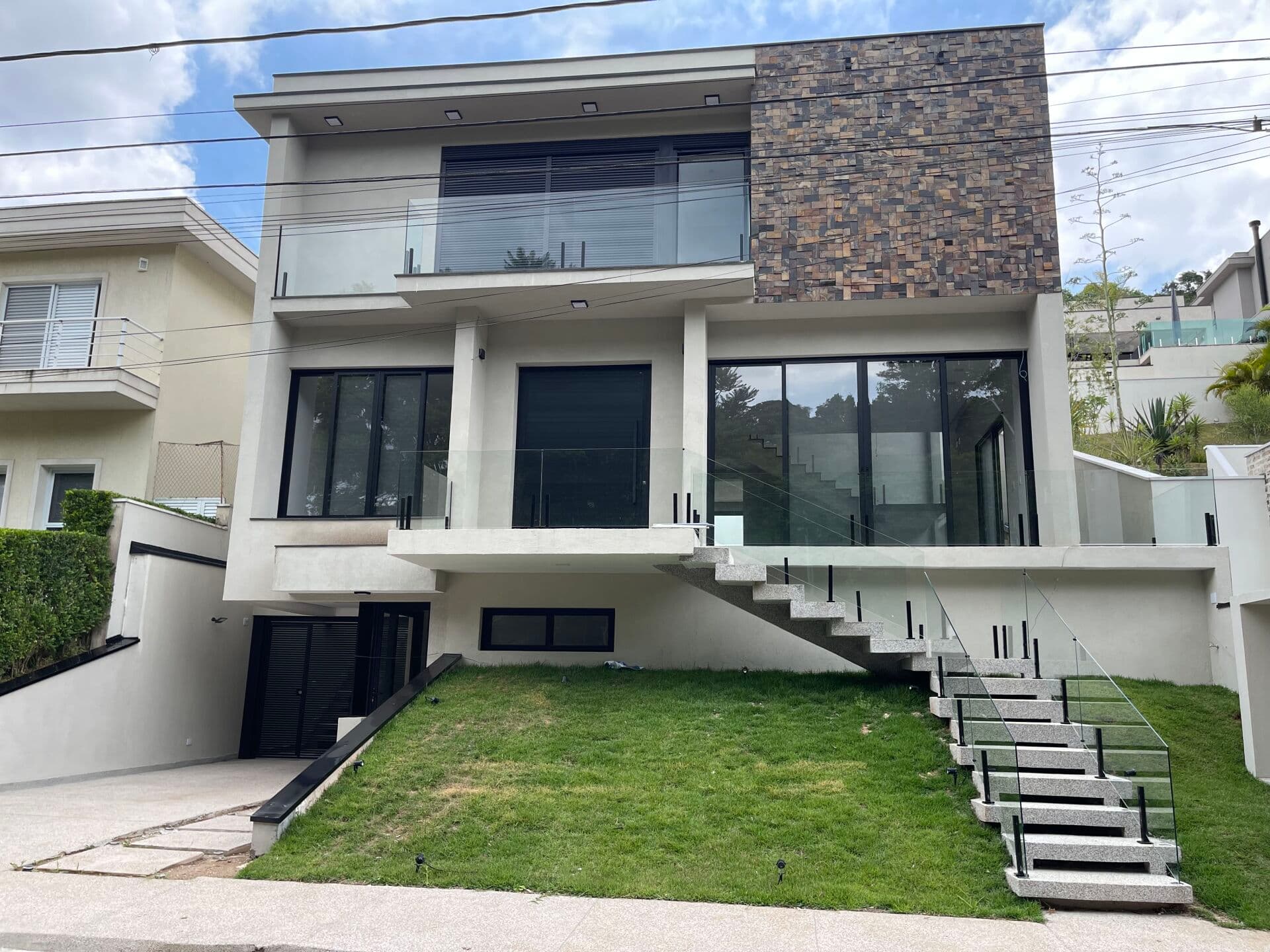Casa nova e moderna com 4 suítes com closet em Alphaville - Residencial Alpha Sítio