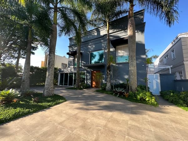 Casa Alto Padrão localizada na região central de Alphaville com 470m2, 4 amplas suítes com closet