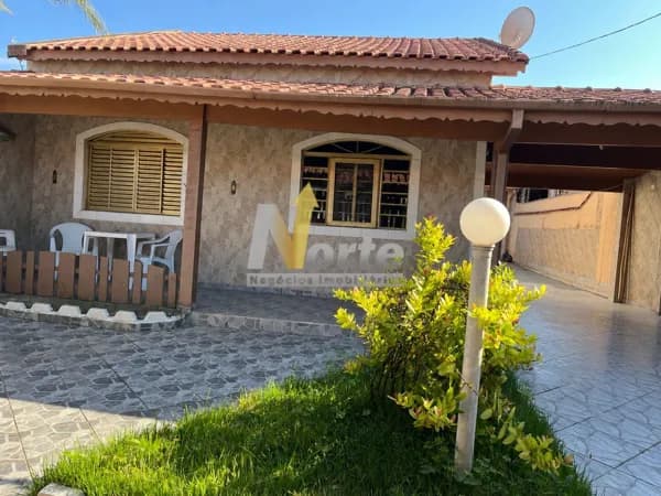 CASA COM EDICULA NOS FUNDOS