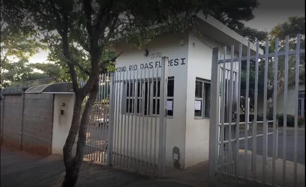 Apto no COND. RIO DAS FLORES I - TÉRREO