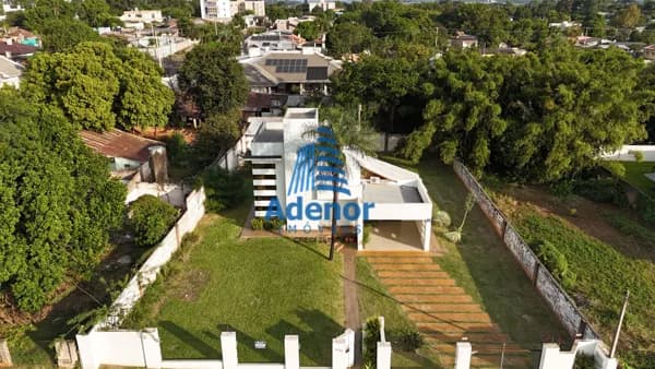 Casa com 02 suítes no bairro Centro