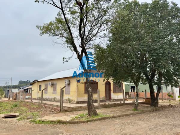 Casa reformada de esquina no bairro Pirahy, São Borja/RS
