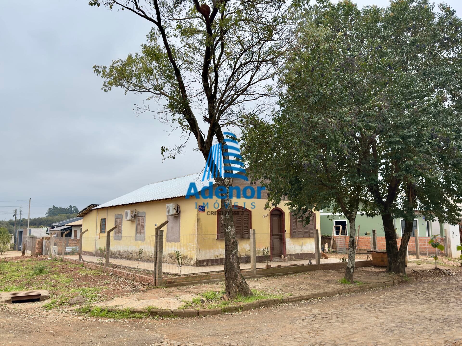 Casa reformada de esquina no bairro Pirahy, São Borja/RS