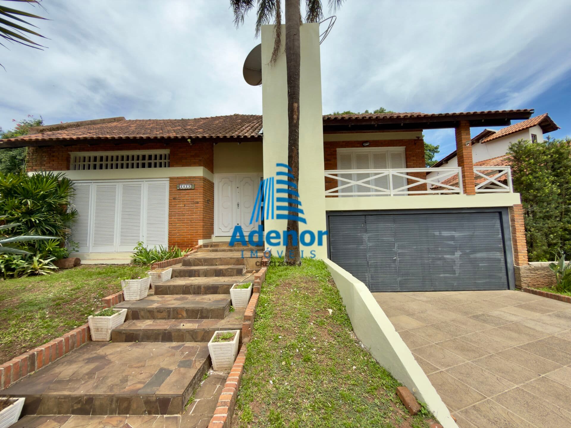 Casa com 04 dormitórios no bairro Centro