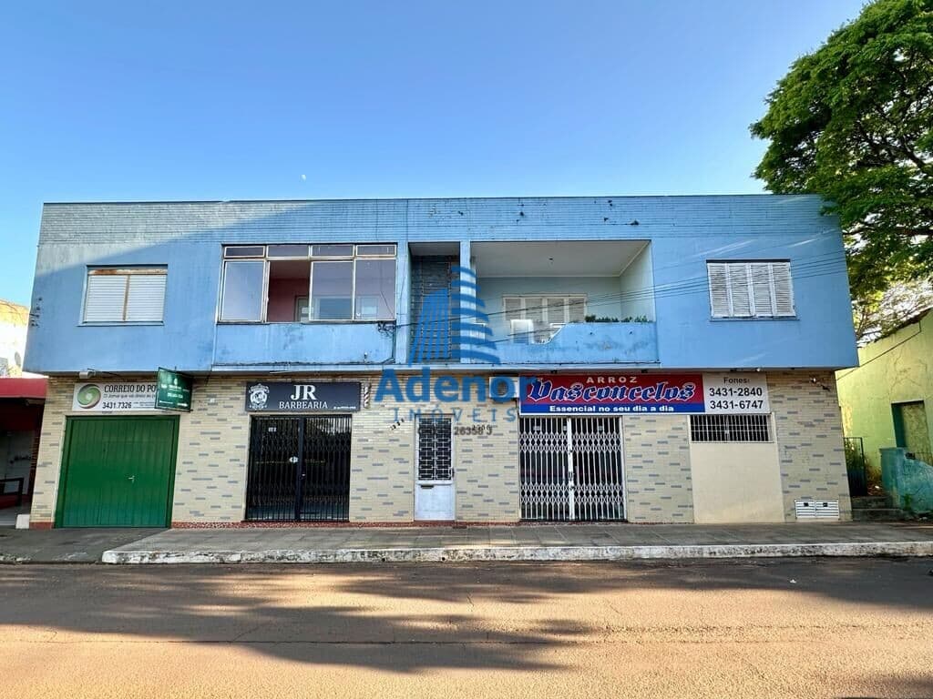 Casa com apartamento e uma sala comercial