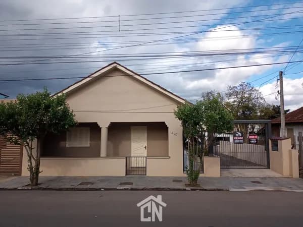 Casa com ótima localização comercial na Buarque de Macedo