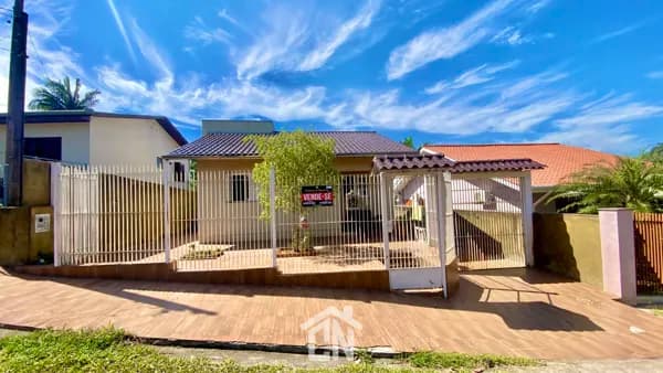 Casa com quiosque a venda