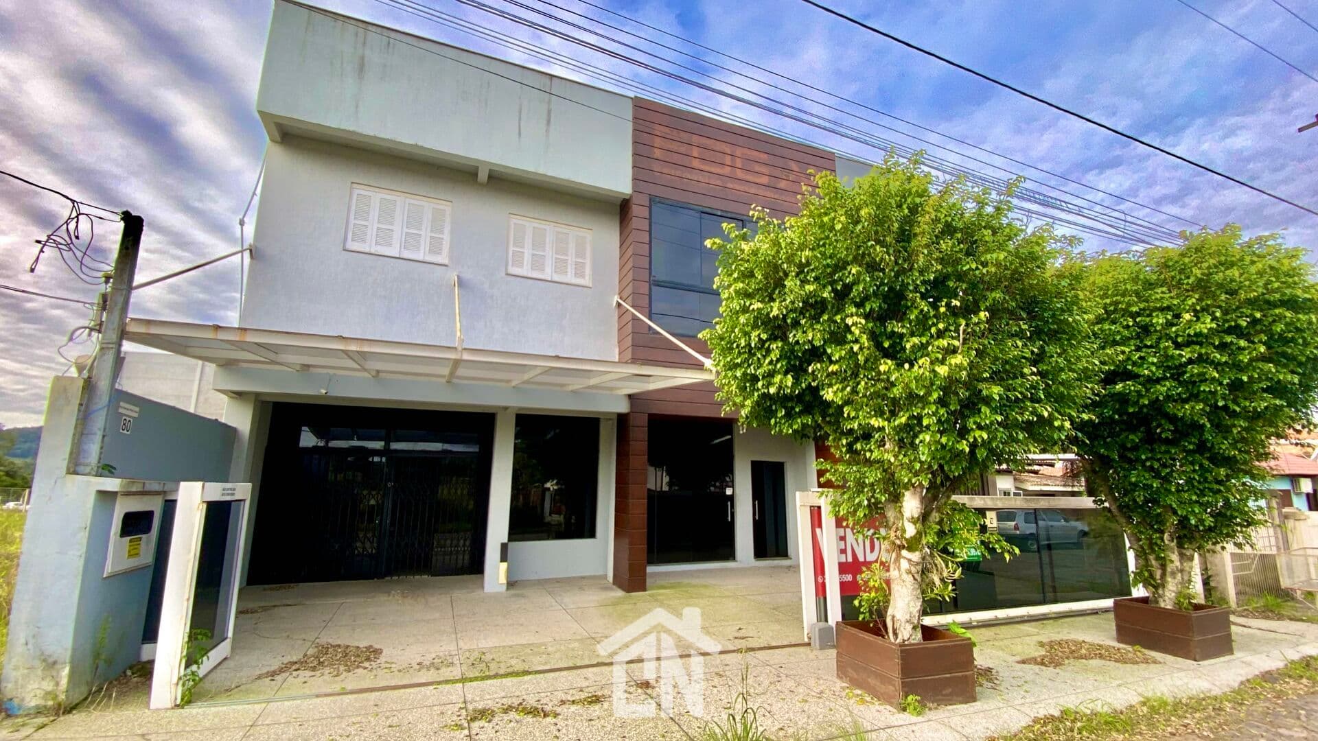 Prédio Comercial com apartamento a venda