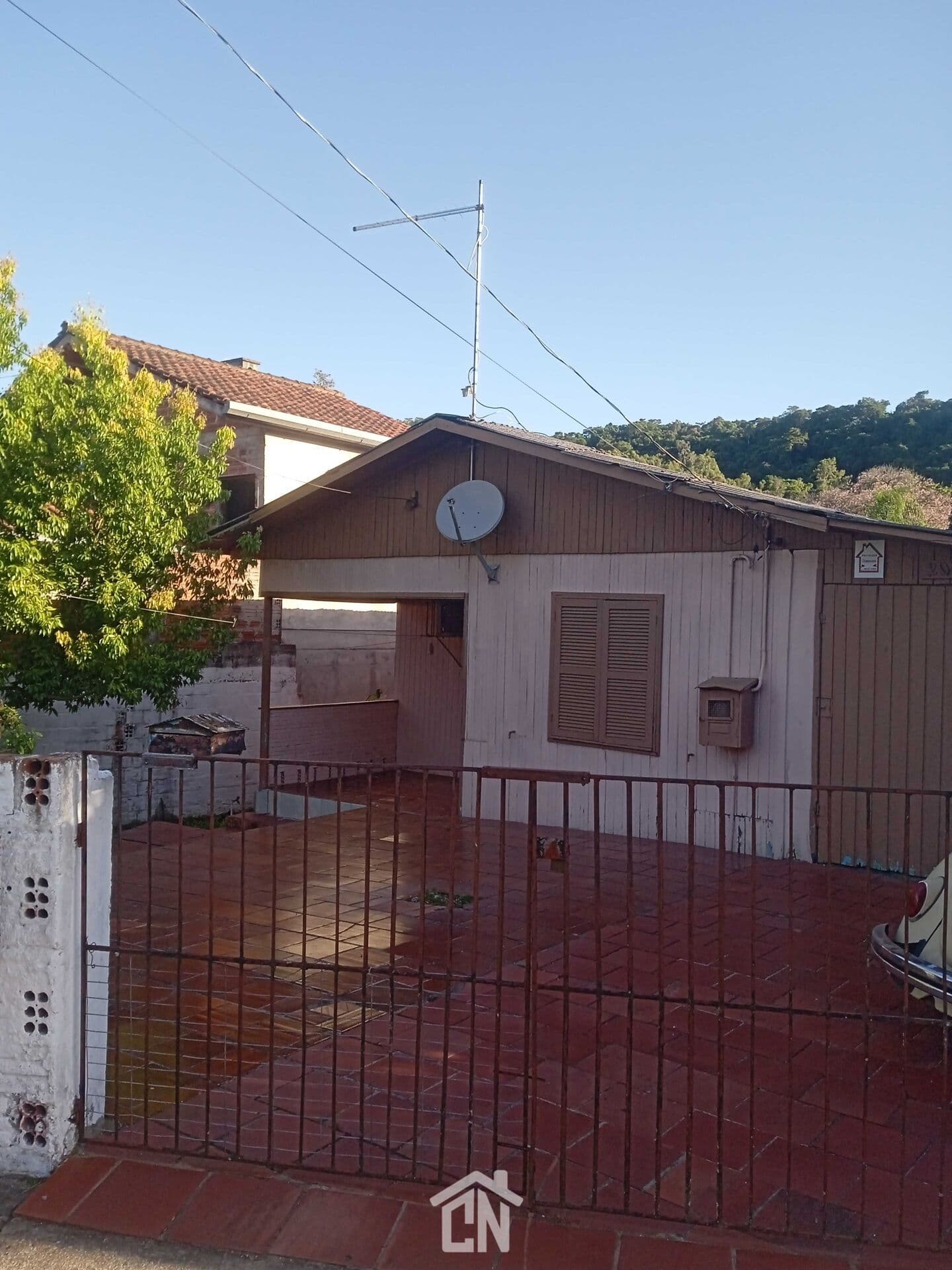 Amplo terreno com casa de madeira no bairro Santo Antônio