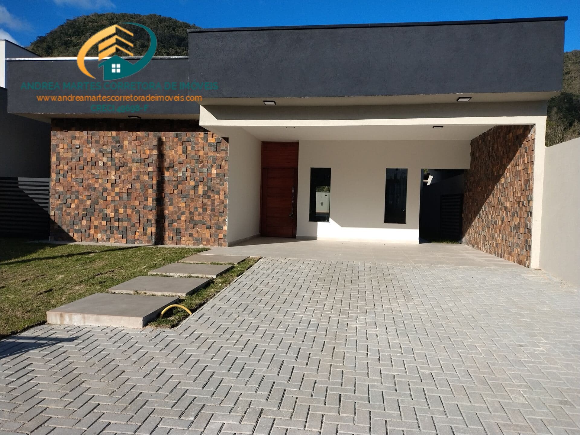 Casa nova com piscina à venda no Mar Verde em Caraguatatuba