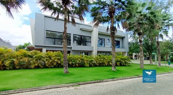 Belíssima Casa Duplex em Lote de Esquina e com Frente para o Bosque no Alphaville Eusébio, Academia Privativa, Varanda Gourmet e Jacuzzi, Energia Solar, 03 Suítes, Home Office, 420m2, Lote 476m2, 04 Vagas