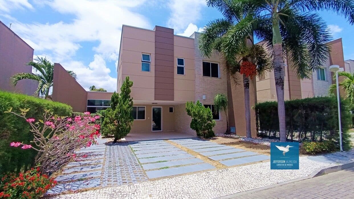 Casa Duplex com Móveis Planejados, Amplo Lote e Deck Privativo a Poucos Metros da CE040 em Condomínio no Eusébio, 172m2, 04 Suítes, 05 Vagas
