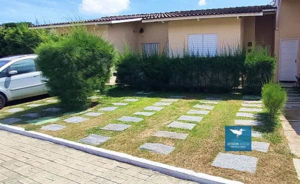 Casa Plana com Deck Privativo em Condomínio Fechado no Eusébio, Móveis Projetados, 83m2, Varanda e Quintal, 02 Quartos, 01 Banheiro, 02 Vagas. Na Região Central Próximo a Restaurantes, Escolas e Shoppings