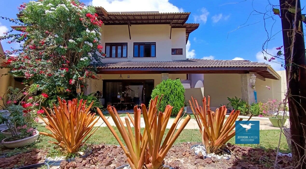 Ampla Casa Duplex em Condomínio no Bairro Edson Queiroz. Pertinho do Reserva Open Mall, Energia Solar, Móveis Projetados, 04 Suítes, Closets, Gabinete, 280m2 de Área Construída, Lote 825m2, 04 Vagas