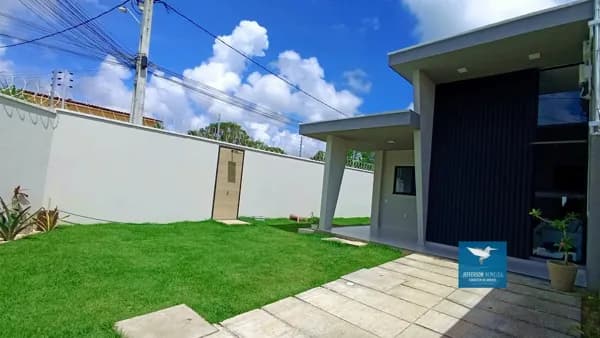 Casa Plana em Amplo Lote de Esquina com Móveis Projetados em Eusébio, 03 Quartos, 90m2 de Construção, Lote de 280m2, Sala com 02 Ambientes, Pé Direito Alto, 04 Vagas