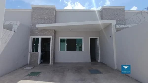 Casa Plana em Rua Sem Saída com Energia Solar Instalada e a 5 Minutos do Centro do Eusébio em Alto Padrão Construtivo. Pronta Para Morar! São 03 Quartos, 86m2, Lote de 6m x 25m, 02 Vagas