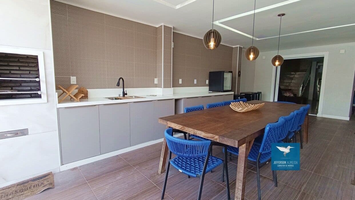 Casa Duplex com Energia Solar, Móveis Projetados, Piscina e Amplo Deck em Rua Pública na Região Central Eusébio, 180m2, 03 Suítes, Gabinete, Sala com 02 Ambientes, Varanda, 04 Vagas