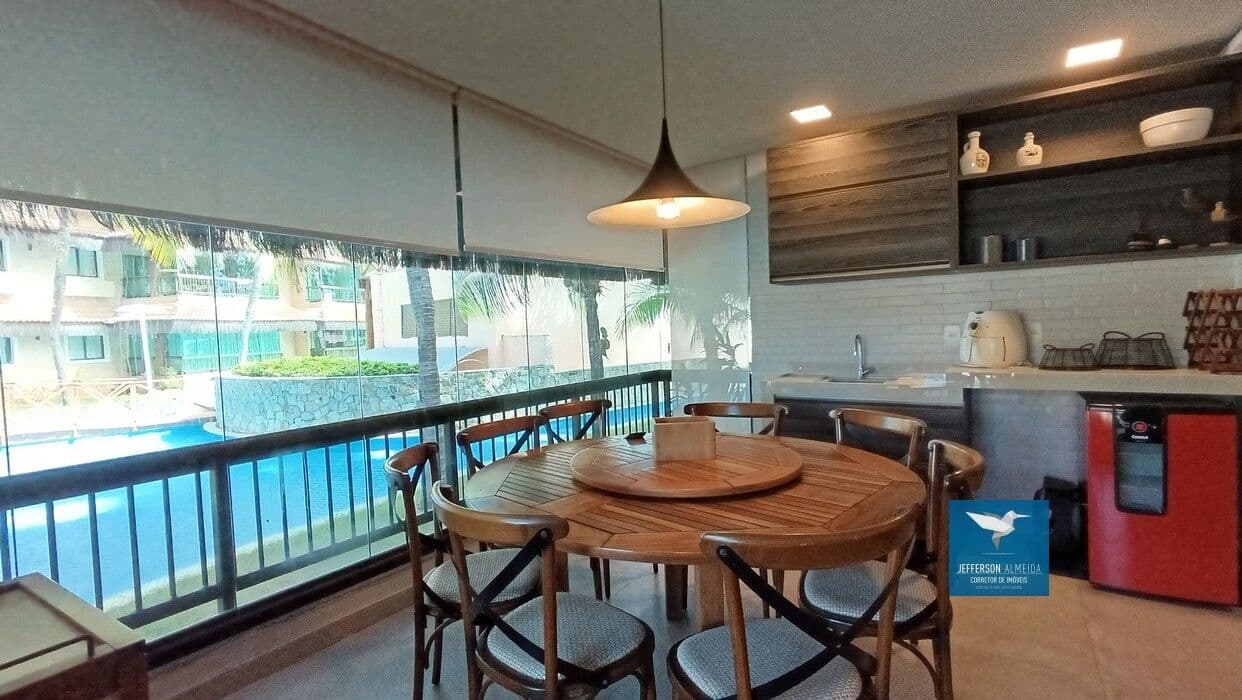 Apartamento no Porto das Dunas, Térreo, Totalmente Projetado e Mobiliado com Muito Bom Gosto e a Uma Quadra da Praia, 03 Quartos, 90m2, Vista Ilha, 02 Vagas Paralelas. Porteira Fechada!