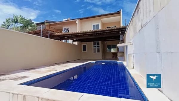 Casa Duplex com Deck e Piscina na Região Central do Eusébio, Móveis Projetados, Amplo Recuo, 03 Quartos, Master com Closet, 140m2 e Lote 6m X 30m, 03 Vagas
