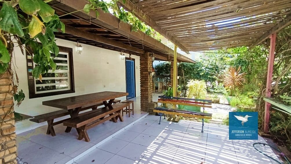 Lindo Chalé Mobiliado em Condomínio Fechado com Amplas Varandas, 02 Quartos, 02 banheiros, Churrasqueiras, Sala Aconchegante com Cozinha Americana, 100m², localizado as margens da CE-040, logo após o Alphaville Eusébio no Jacundá em Aquiraz.