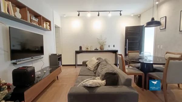 Casa Plana Solta com Móveis Projetados e Deck com Churrasqueira em Eusébio, Porteira Fechada, 03 Quartos (Suíte Casal com Closet), 120m2, Lote 162m2 (6m X 27m), 02 Vagas