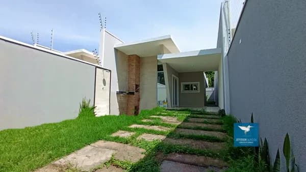 Casa Plana com Varanda Gourmet em Rua Sem Saída e Fino Acabamento, Próximo aos Shoppings no Bairro Amador em Eusébio, 90m2, 03 Quartos, Sendo 02 Suítes (01 reversível), 02 Vagas