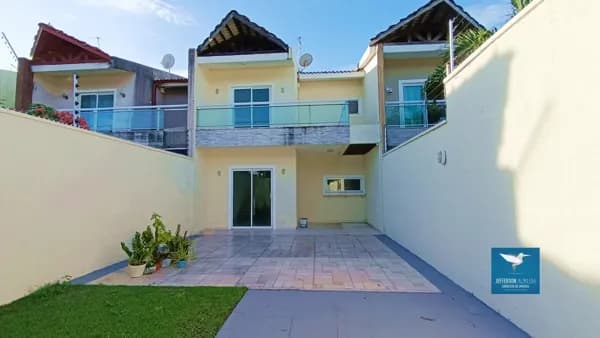 Casa Duplex Solta com Amplo Terreno, Frente para Praça na Região Central do Eusébio, 152m2, 03 Suítes, 05 Vagas