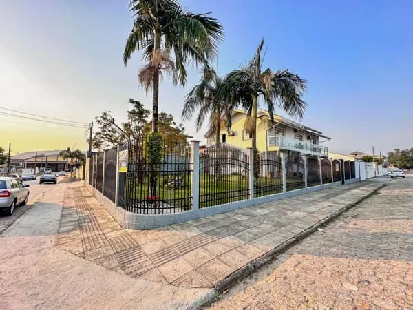 Casa espaçosa e elegante no bairro Morrotes, em Tubarão-SC