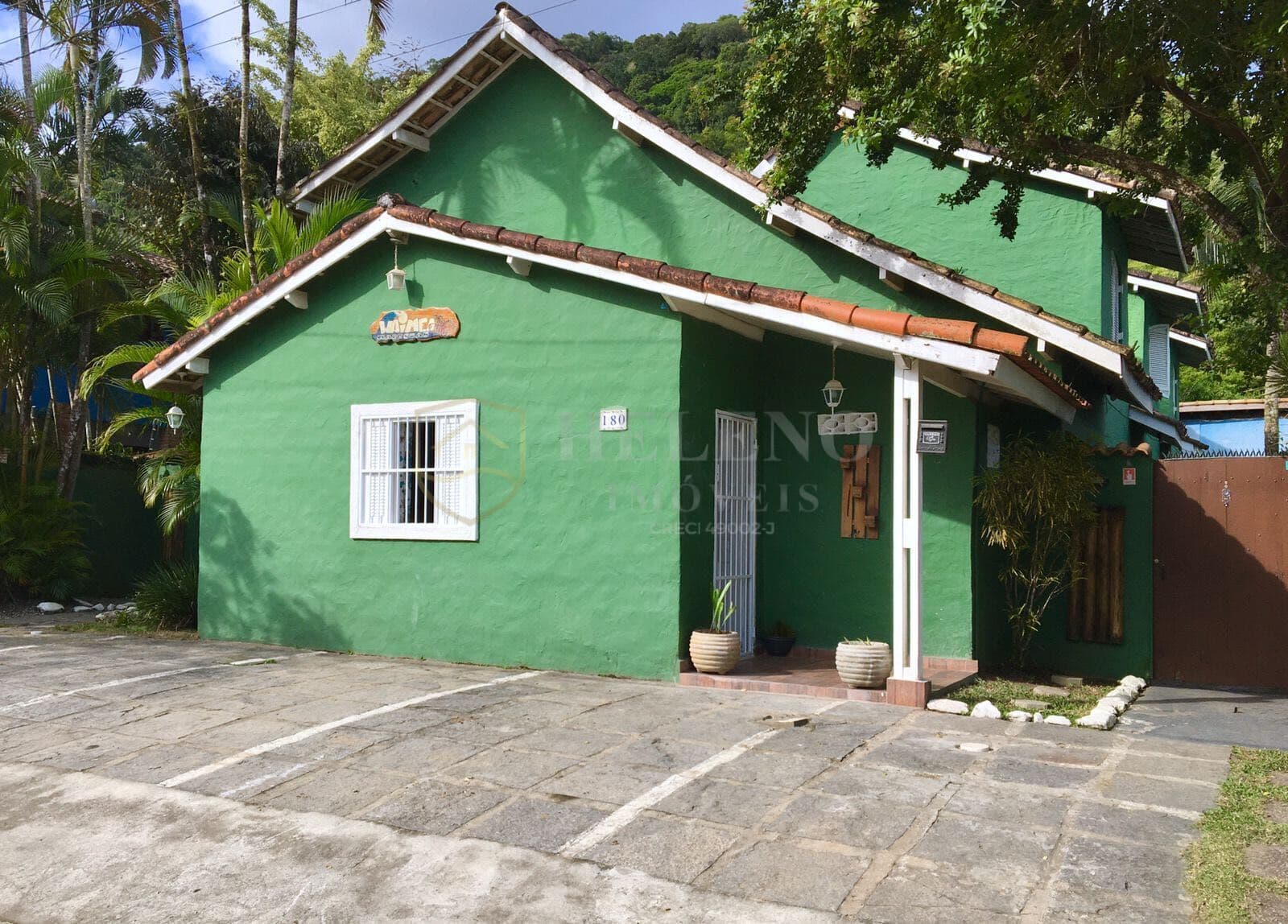 Residencial/Pousada com 6 apartamentos e uma edícula