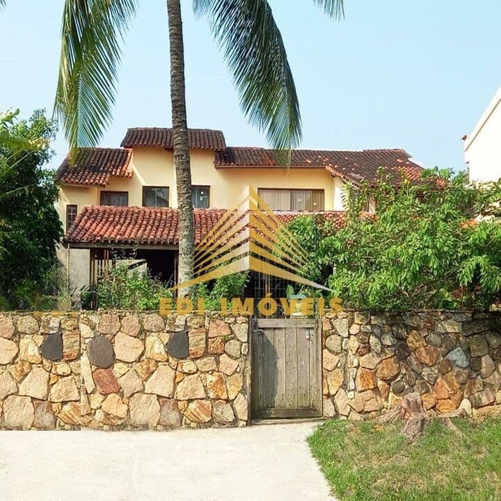 Casa em Condomínio, com 3 dormitórios , em Itaipu!!