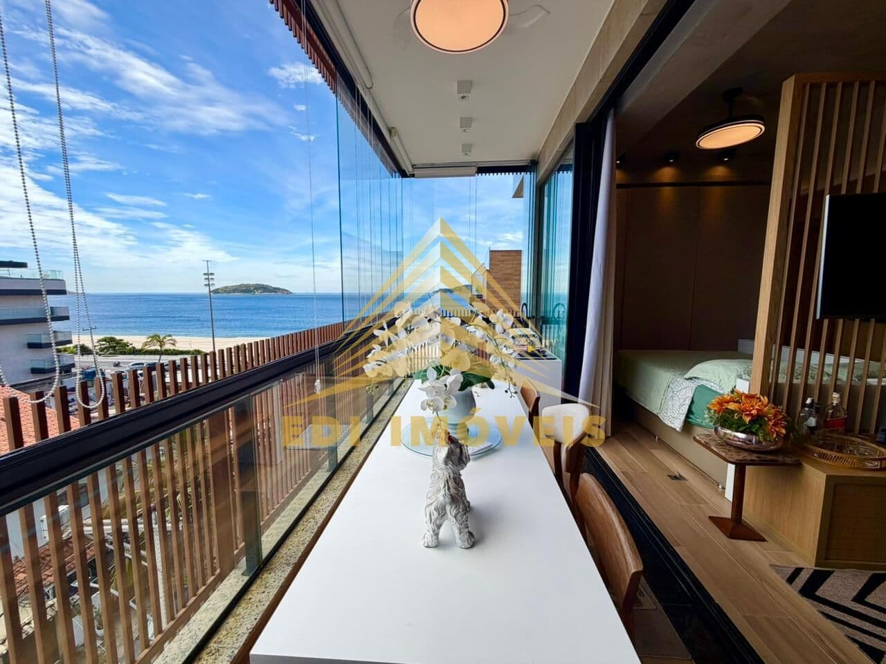 Loft moderno com varanda gourmet e vista para o mar em Piratininga