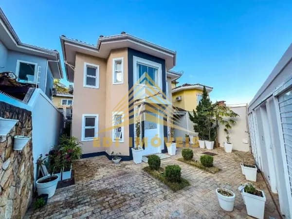 Casa com 3 quartos sendo 1 suíte - quadra da Av. Central