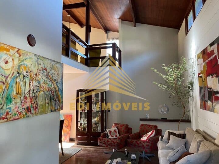 Casa Padrão com Linda Vista para o Verde.