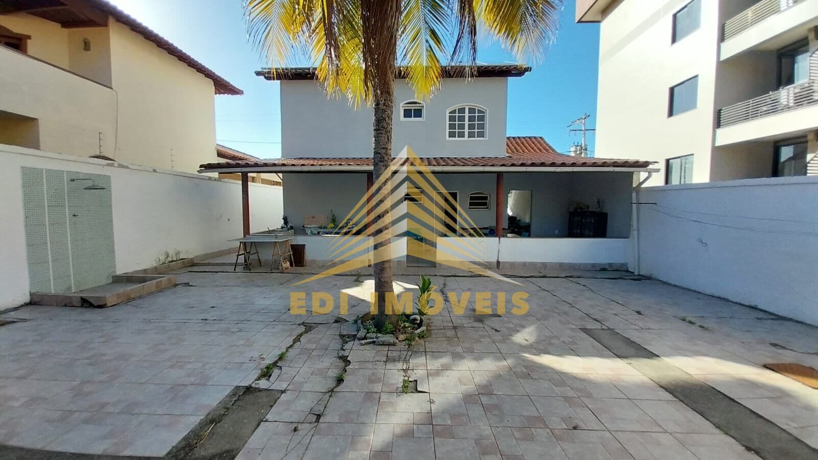 Casa à venda 4 quartos, 3 vagas na garagem, varanda, quintal, churrasqueira, na Praia de Piratininga, Região Oceânica de Niterói, RJ