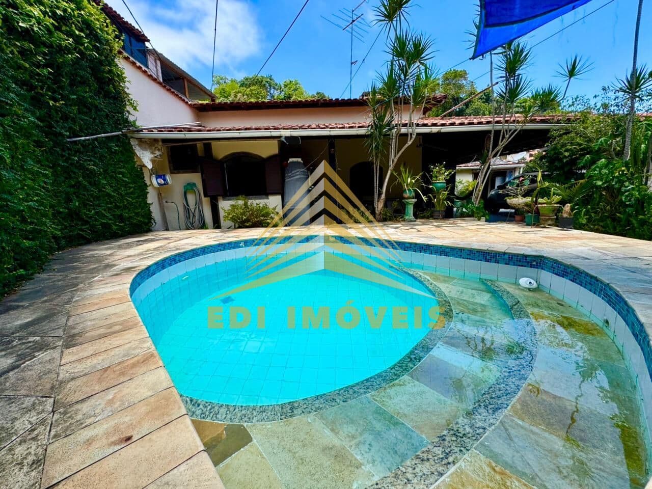 CASA PADRAO DE 3 QUARTOS COM PISCINA